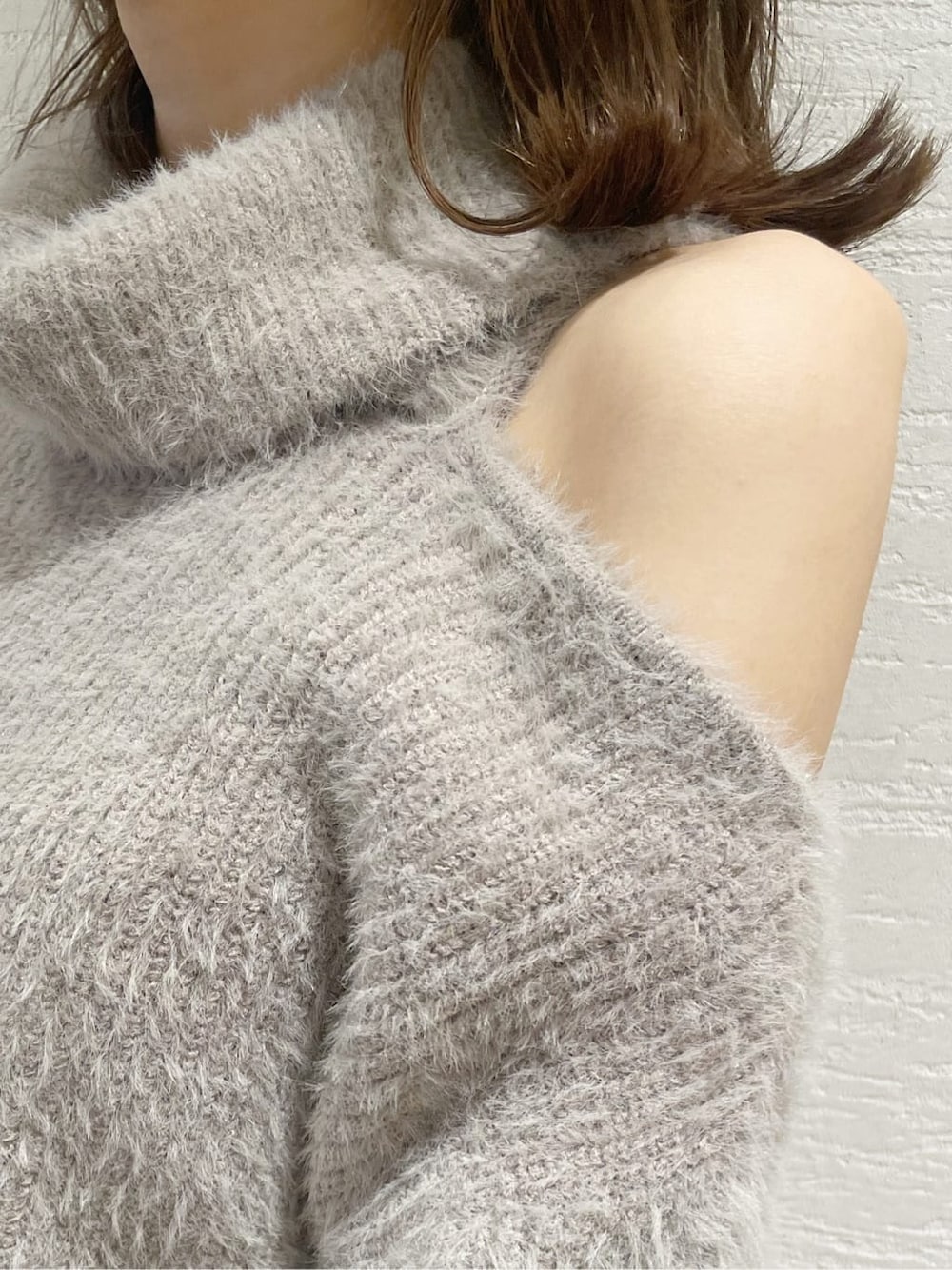 ピンク系のスカート、ブラック系のブーツ、ベージュ系のニット/セーターを着用したレディースの秋コーディネートの9枚目の写真