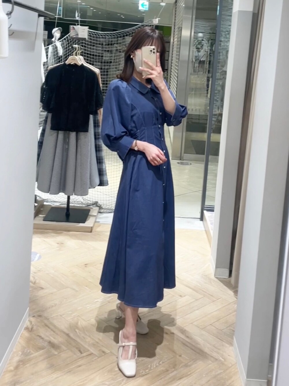 ブルー系のワンピース、ホワイト系のパンプスを着用したレディースの春コーディネートの2枚目の写真