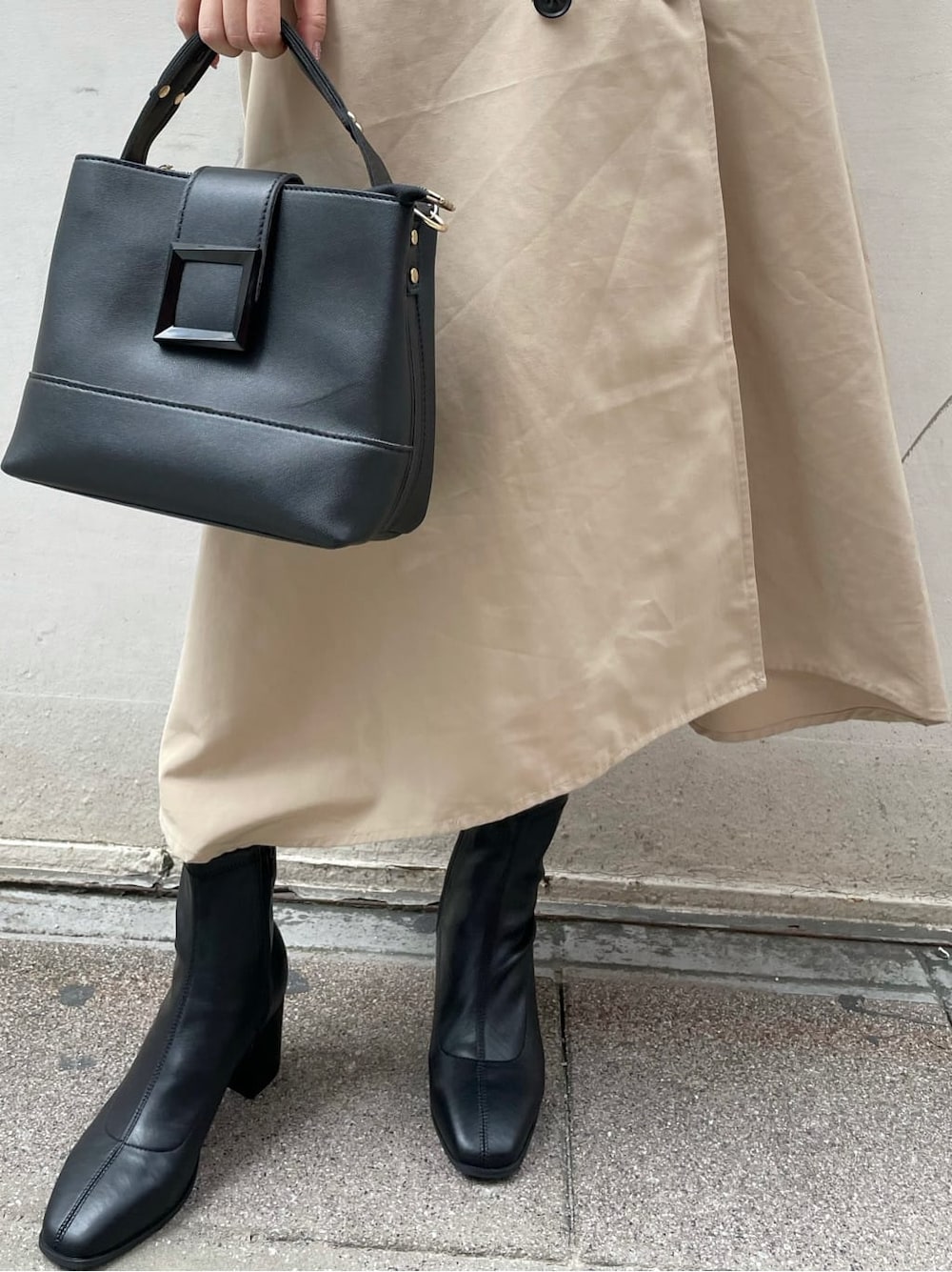 ベージュ系のワンピース、ブラック系のハンドバッグ、ブラック系のニット/セーターを着用したレディースの秋コーディネートの7枚目の写真