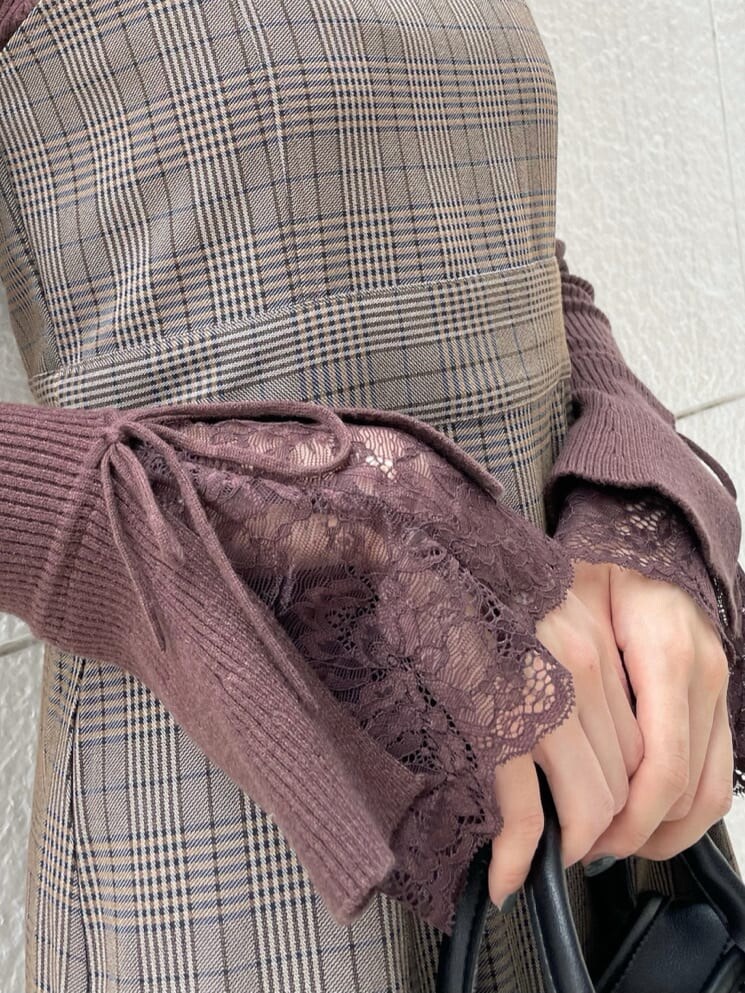 ベージュ系のライダースジャケット、ブラック系のブーツ、その他のジャンパースカートを着用したレディースの秋コーディネートの10枚目の写真