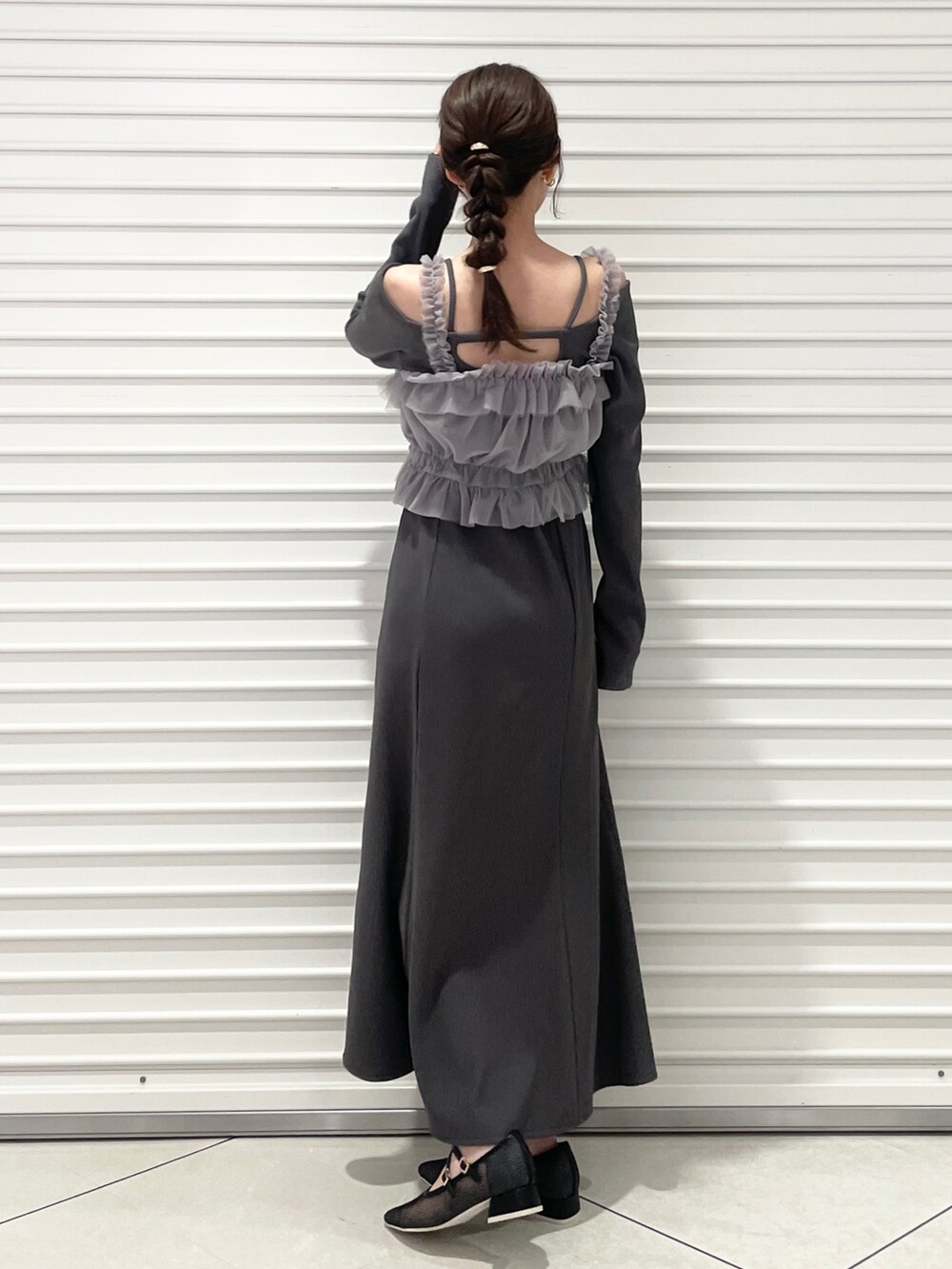 グレー系のワンピース、ブラック系のパンプスを着用したレディースの春コーディネートの4枚目の写真