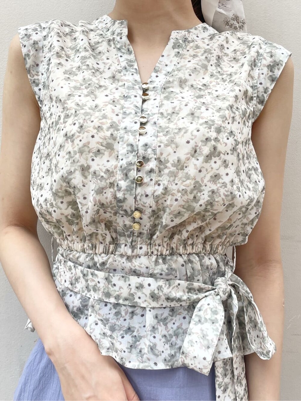 その他のTシャツ/カットソー、ブルー系のスカート、ベージュ系のサンダルを着用したレディースの夏コーディネートの8枚目の写真