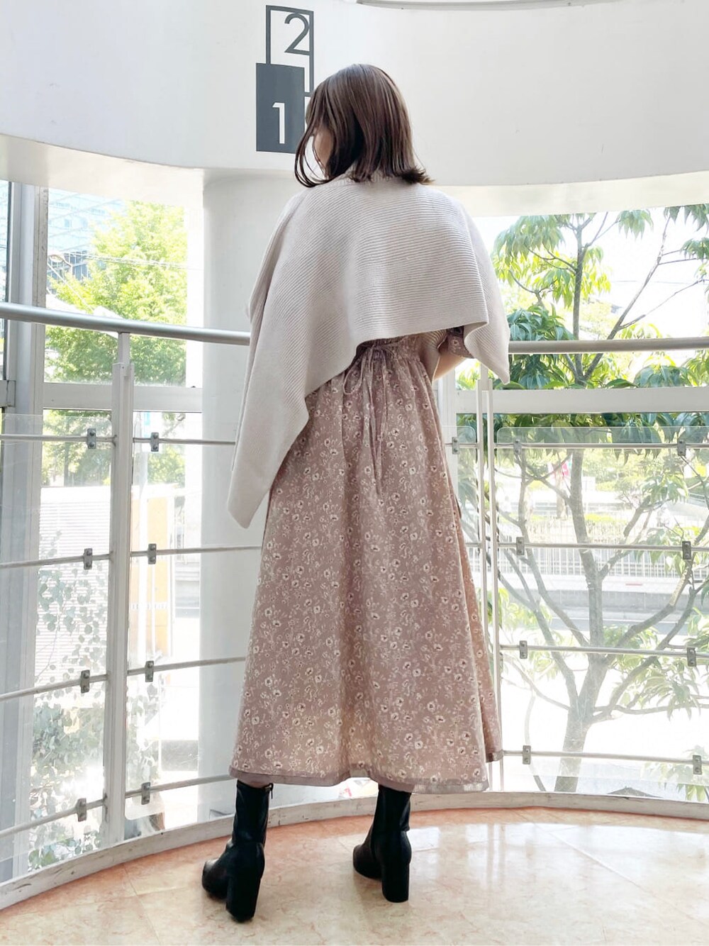 ピンク系のワンピース、ベージュ系のニット/セーター、ベージュ系のハンドバッグを着用したレディースの秋コーディネートの3枚目の写真