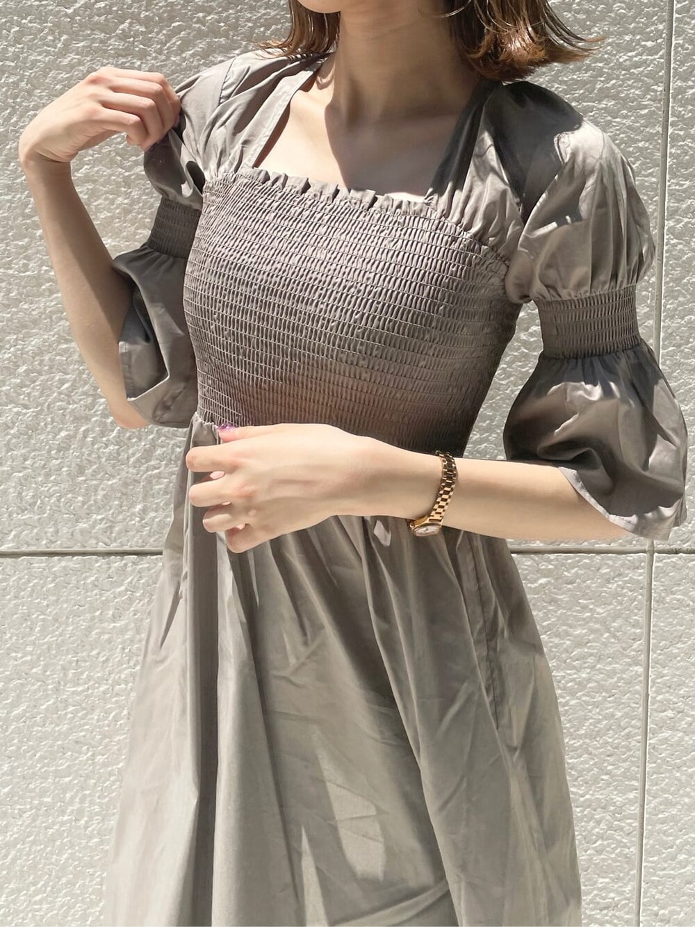 ブラウン系のサンダル、ベージュ系のワンピースを着用したレディースの夏コーディネートの4枚目の写真