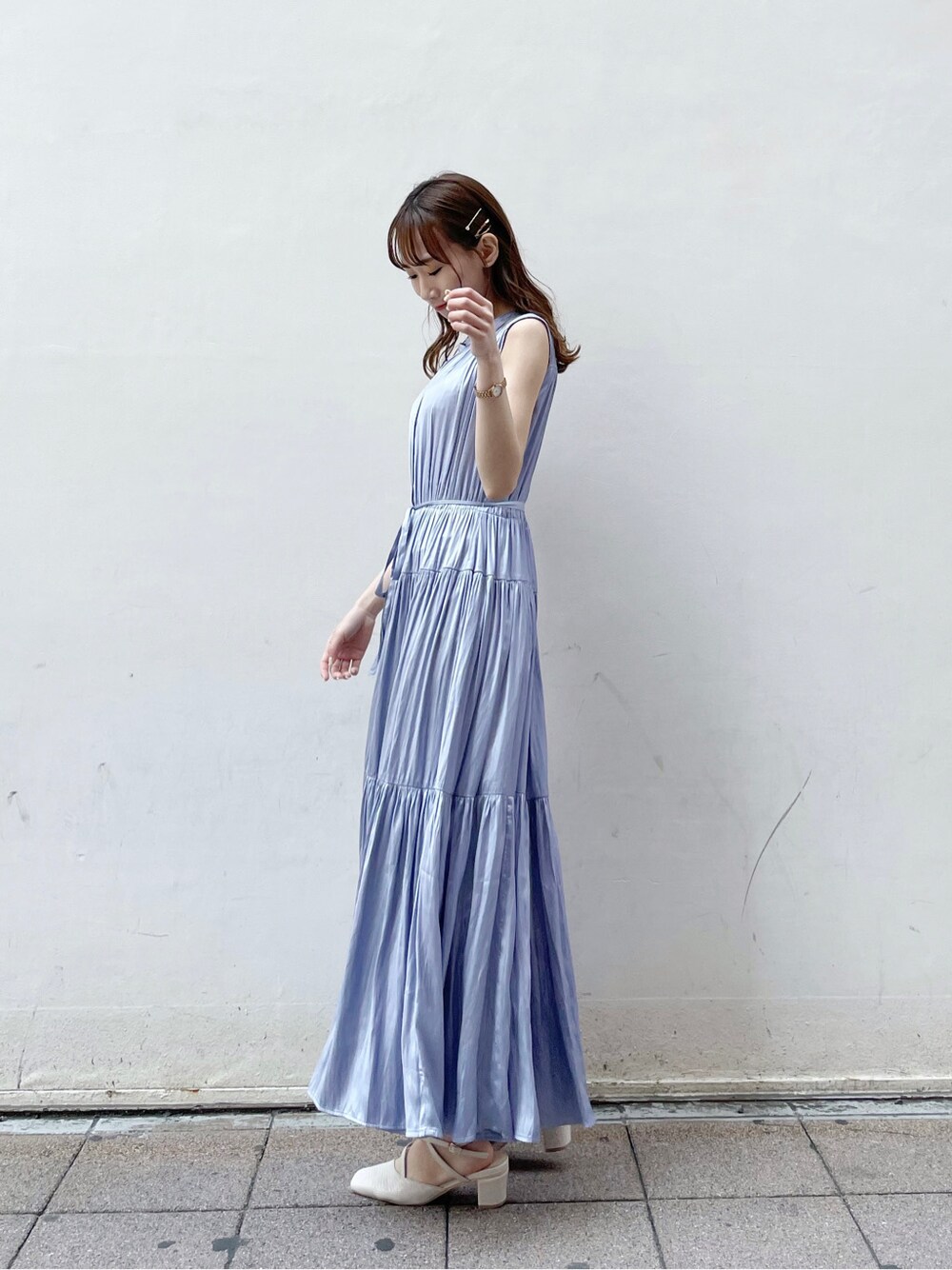 ブルー系のシャツ/ブラウス、ブルー系のワンピース、ホワイト系のパンプスを着用したレディースの春コーディネートの5枚目の写真