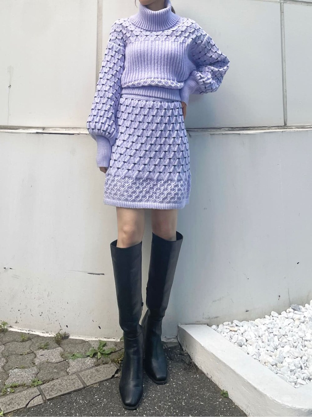 ベージュ系のブーツ、ブラック系のブーツ、ホワイト系のニット/セーターを着用したレディースの秋コーディネートの4枚目の写真