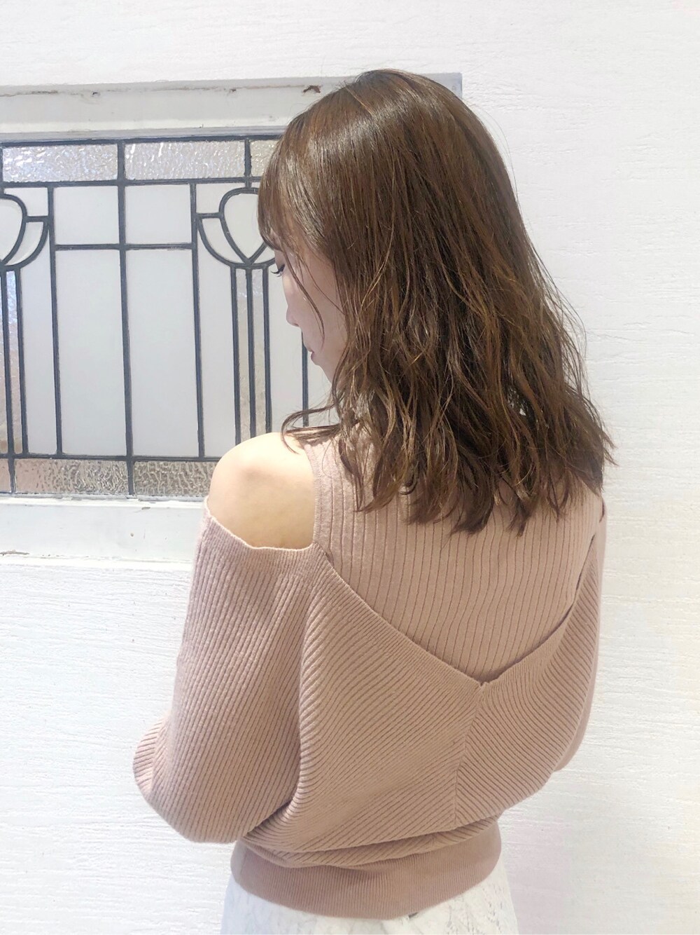 ブラウン系のパンプス、ベージュ系のニット/セーター、ホワイト系のスカートを着用したレディースの夏コーディネートの5枚目の写真