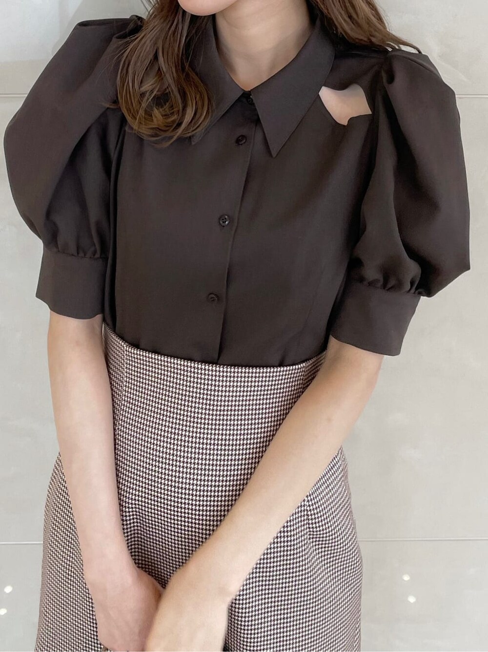 ブラウン系のシャツ/ブラウス、その他のスカート、グレー系のパンプスを着用したレディースの秋コーディネートの5枚目の写真