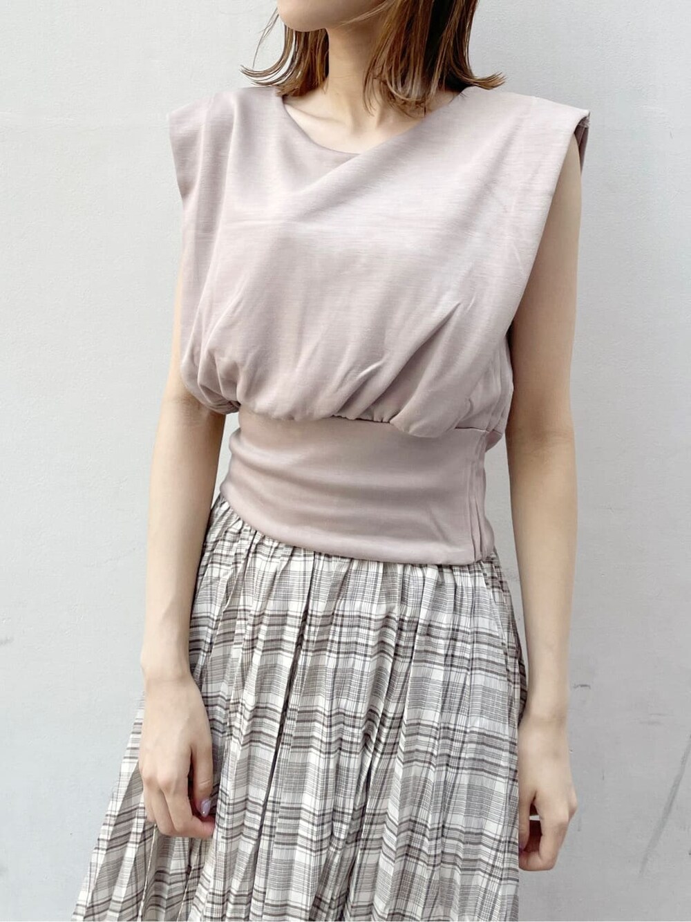 ベージュ系のスカート、ブラウン系のTシャツ/カットソーを着用したレディースの夏コーディネートの4枚目の写真