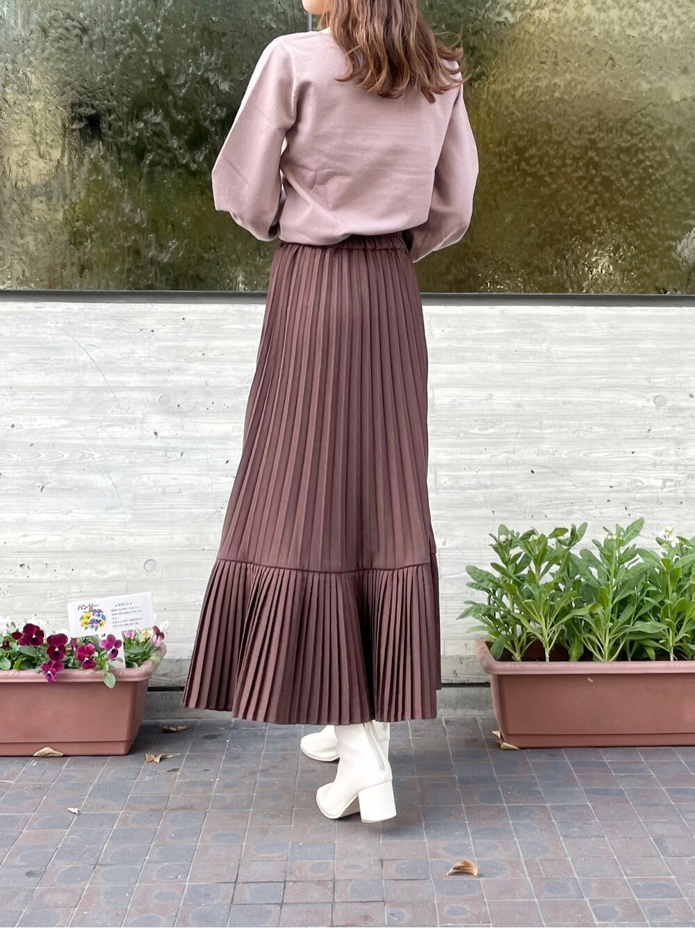 ホワイト系のブーツ、ブラウン系のハンドバッグ、パープル系のニット/セーターを着用したレディースの冬コーディネートの4枚目の写真