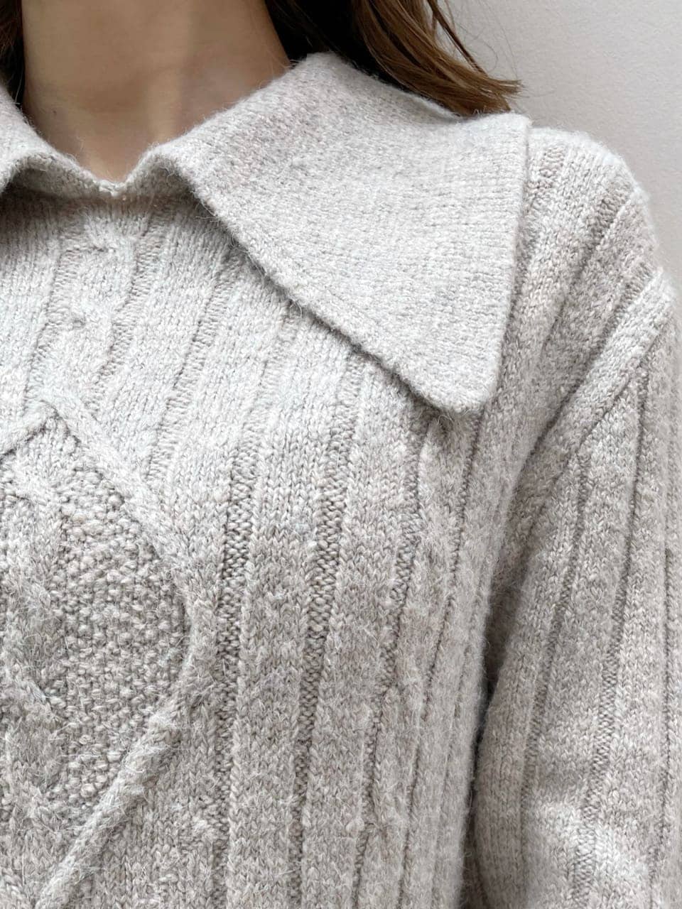 グレー系のワンピース、ホワイト系のハンドバッグ、ベージュ系のブーツを着用したレディースの秋コーディネートの9枚目の写真