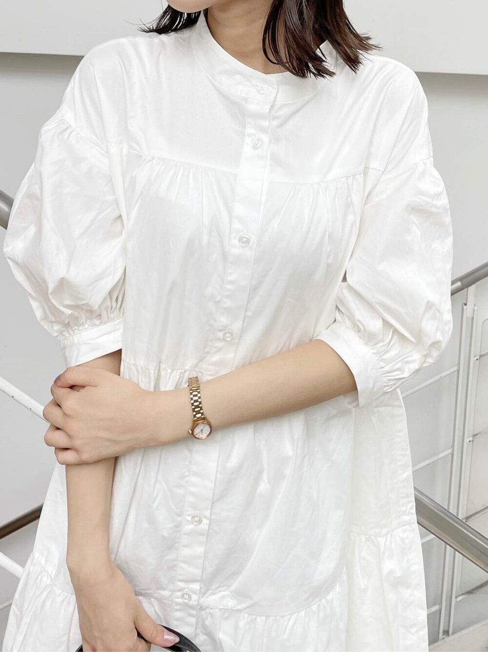 ホワイト系のワンピース、ブラック系のショルダーバッグ、ベージュ系のニット/セーターを着用したレディースの秋コーディネートの8枚目の写真