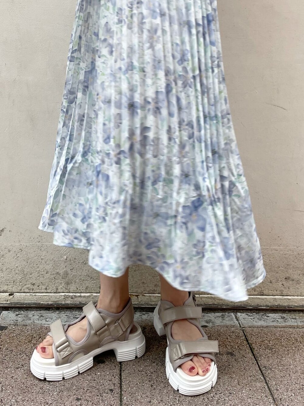 ホワイト系のカーディガン/ボレロ、ブルー系のワンピース、ベージュ系のサンダルを着用したレディースの夏コーディネートの10枚目の写真