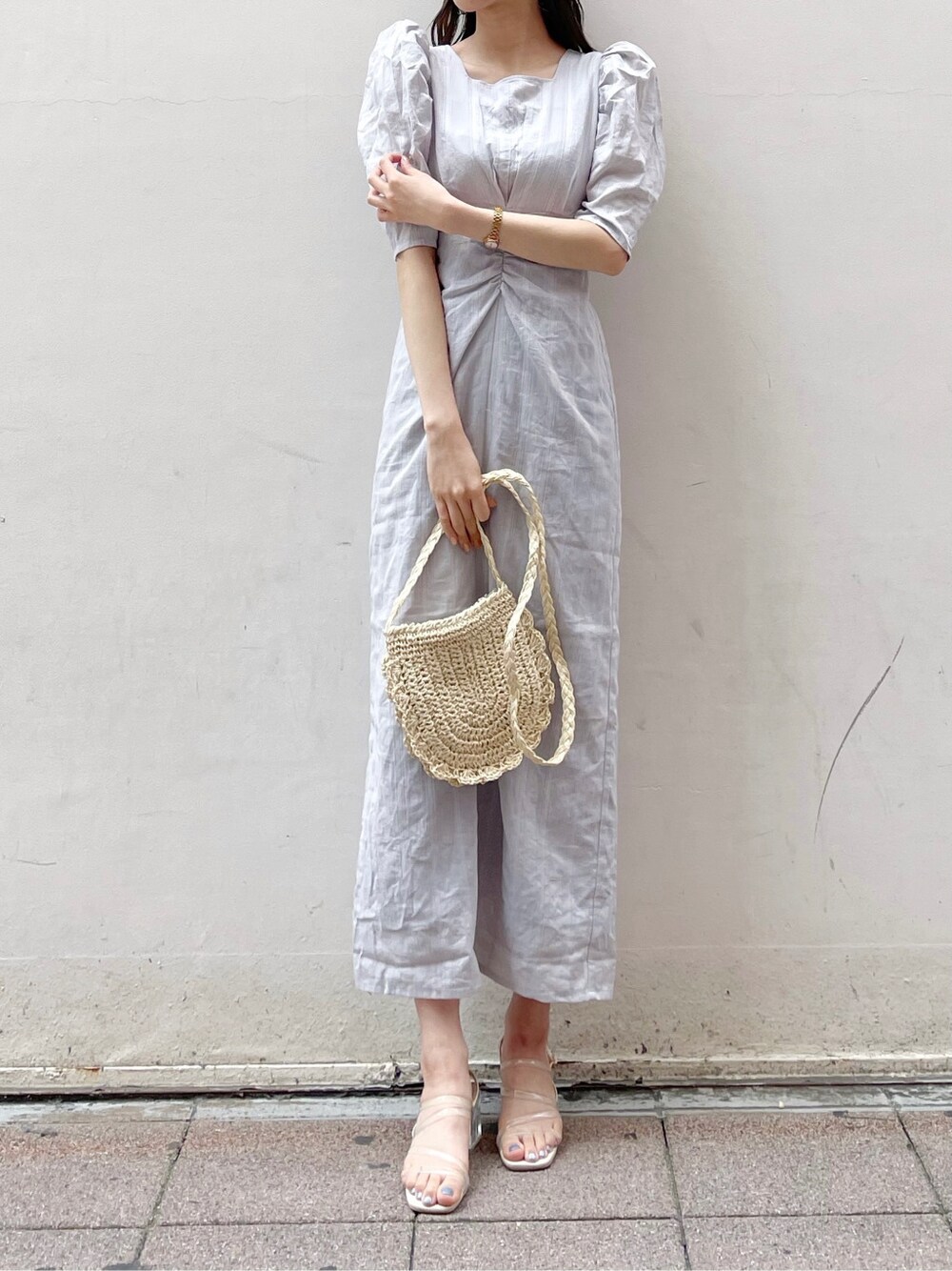 ブルー系のワンピース、その他のサンダルを着用したレディースの春コーディネートの3枚目の写真