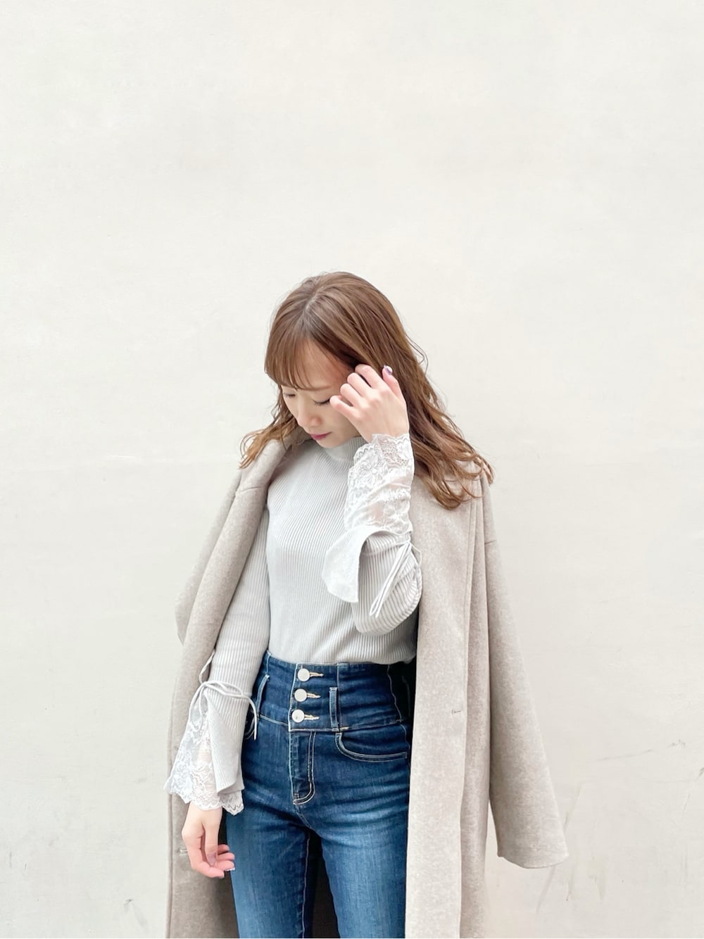 ブルー系のデニムパンツ、ブラック系のブーツ、グレー系のニット/セーターを着用したレディースの冬コーディネートの7枚目の写真