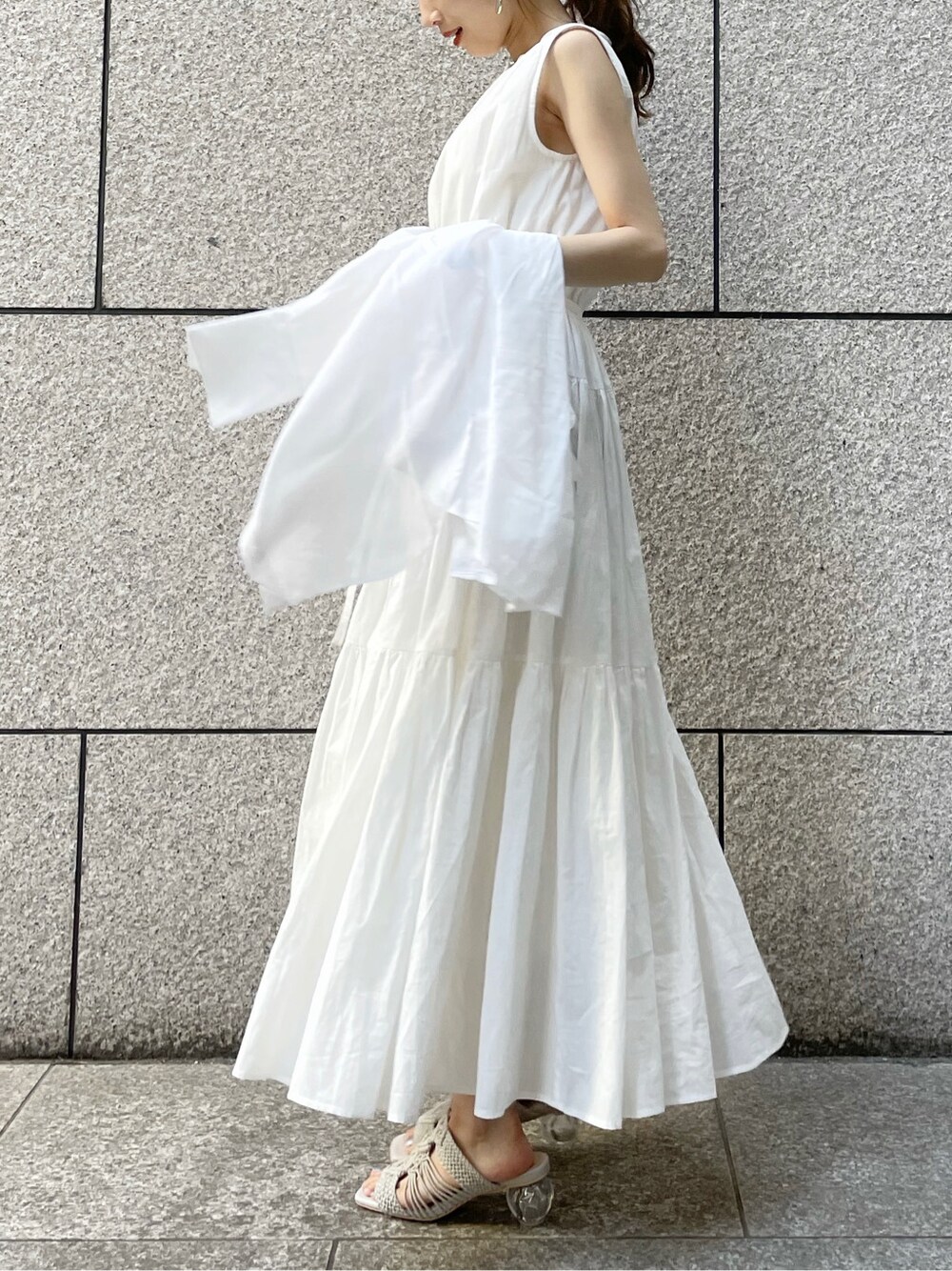 グレー系のサンダル、ホワイト系のシャツ/ブラウス、ホワイト系のワンピースを着用したレディースの春コーディネートの2枚目の写真