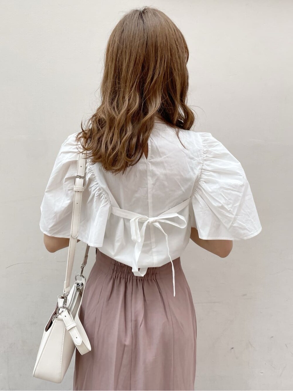 その他のサンダル、ホワイト系のシャツ/ブラウス、ホワイト系のハンドバッグを着用したレディースの春コーディネートの7枚目の写真