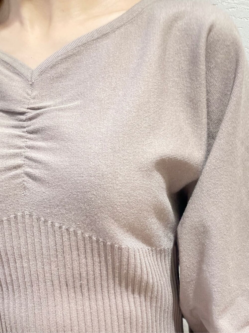 ブラウン系のスカート、ベージュ系のTシャツ/カットソー、ブラック系のブーツを着用したレディースの秋コーディネートの7枚目の写真