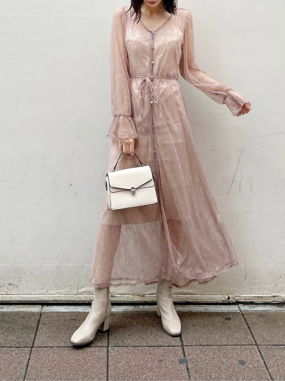 ブラウン系のワンピース、ベージュ系のその他アウター、ベージュ系のブーツを着用したレディースの夏コーディネートの7枚目の写真