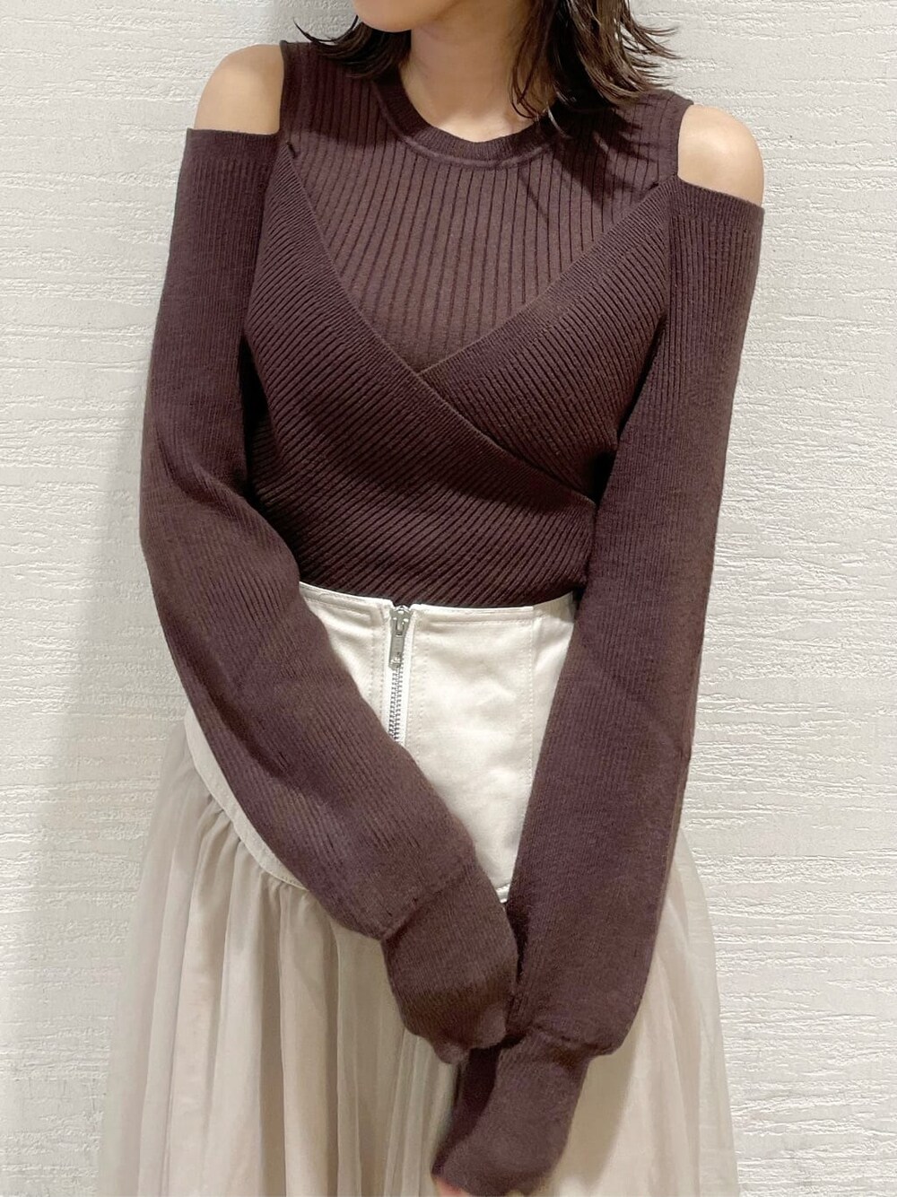 ベージュ系のスカート、ホワイト系のブルゾン、ブラウン系のニット/セーターを着用したレディースの夏コーディネートの9枚目の写真