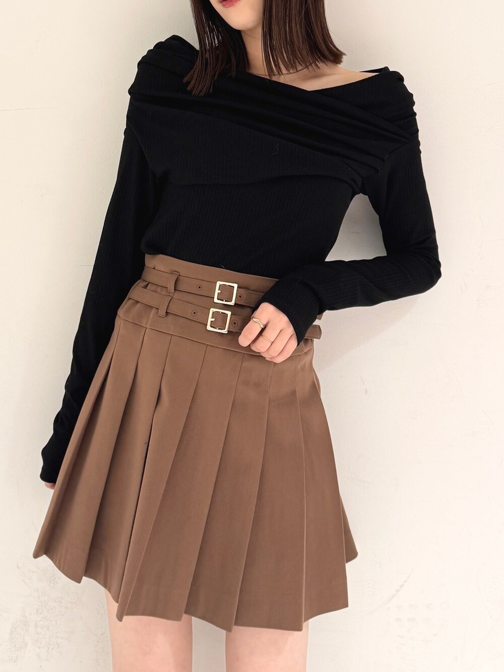 ブラック系のTシャツ/カットソー、ブラック系のパンプス、ブラウン系のスカートを着用したレディースの春コーディネートの3枚目の写真