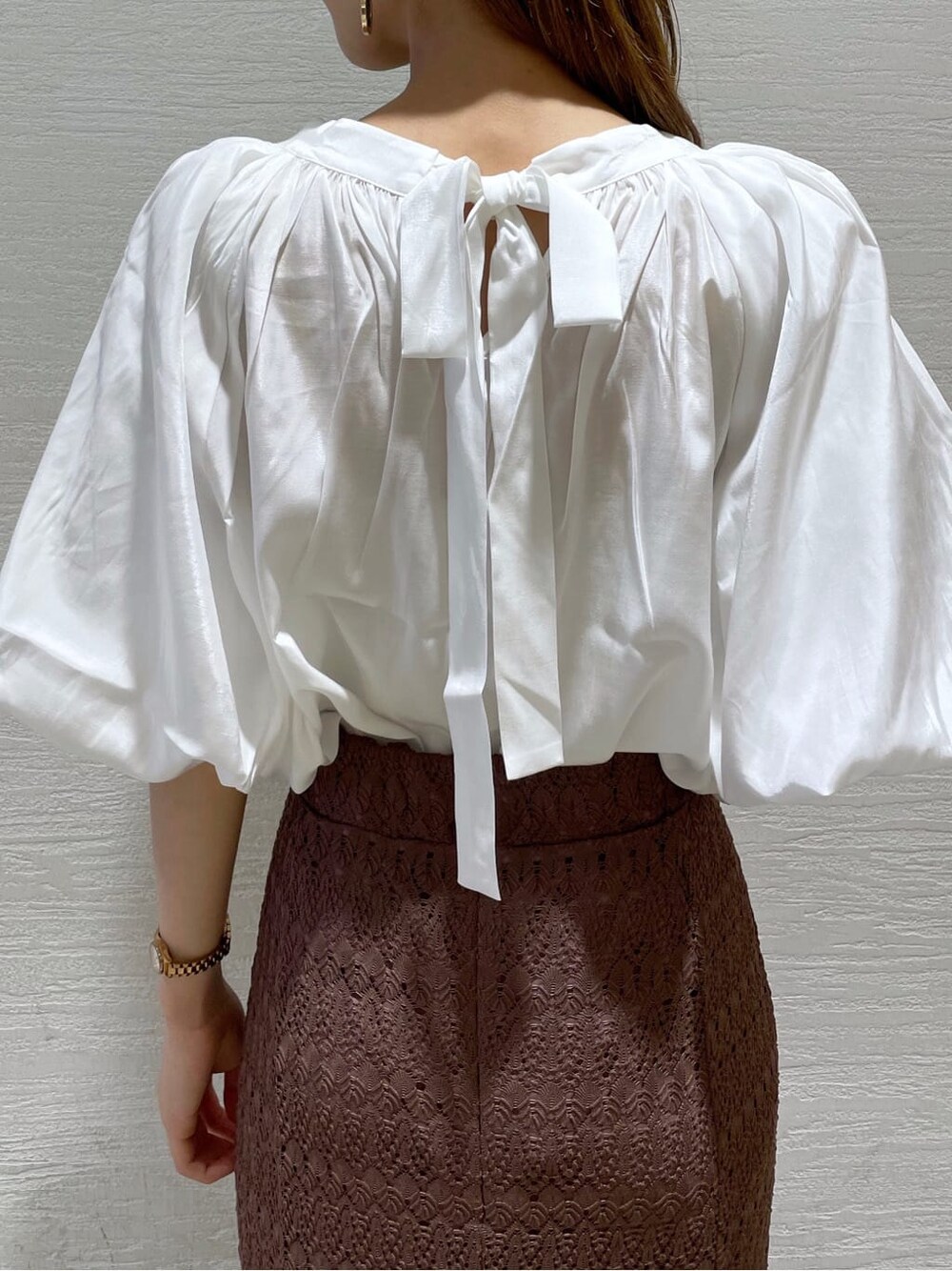 ブラウン系のスカート、ブラウン系のスカート、ホワイト系のシャツ/ブラウスを着用したレディースの夏コーディネートの6枚目の写真