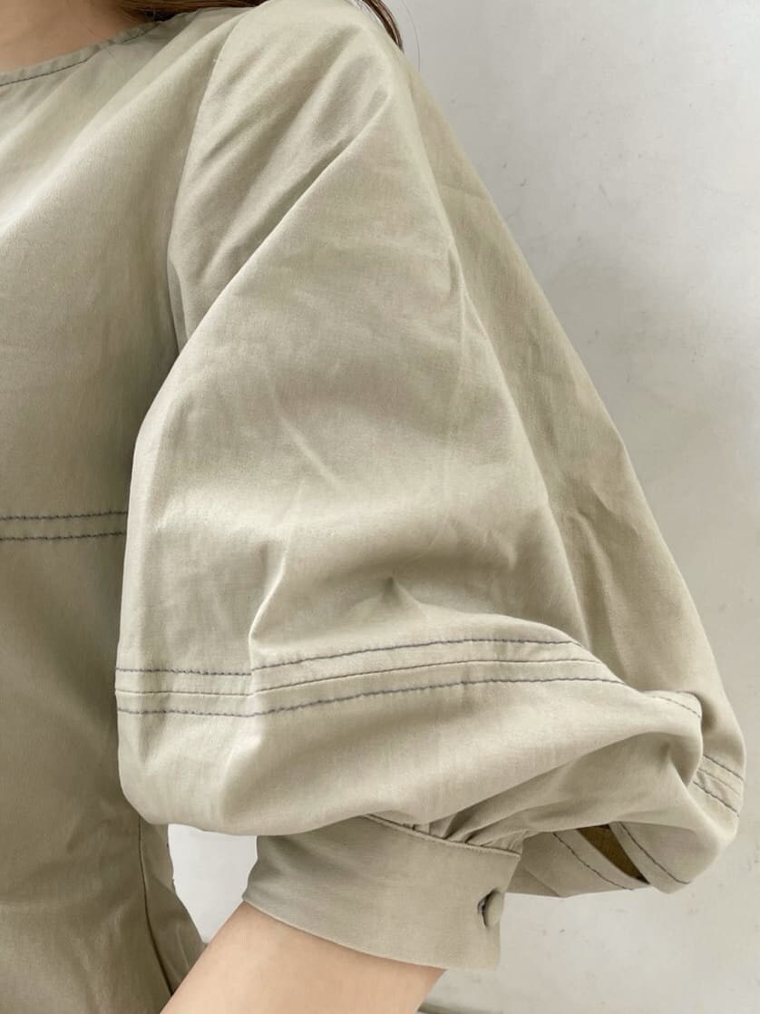 ブラック系のサンダル、ブラック系のハンドバッグ、ベージュ系のワンピースを着用したレディースの夏コーディネートの9枚目の写真