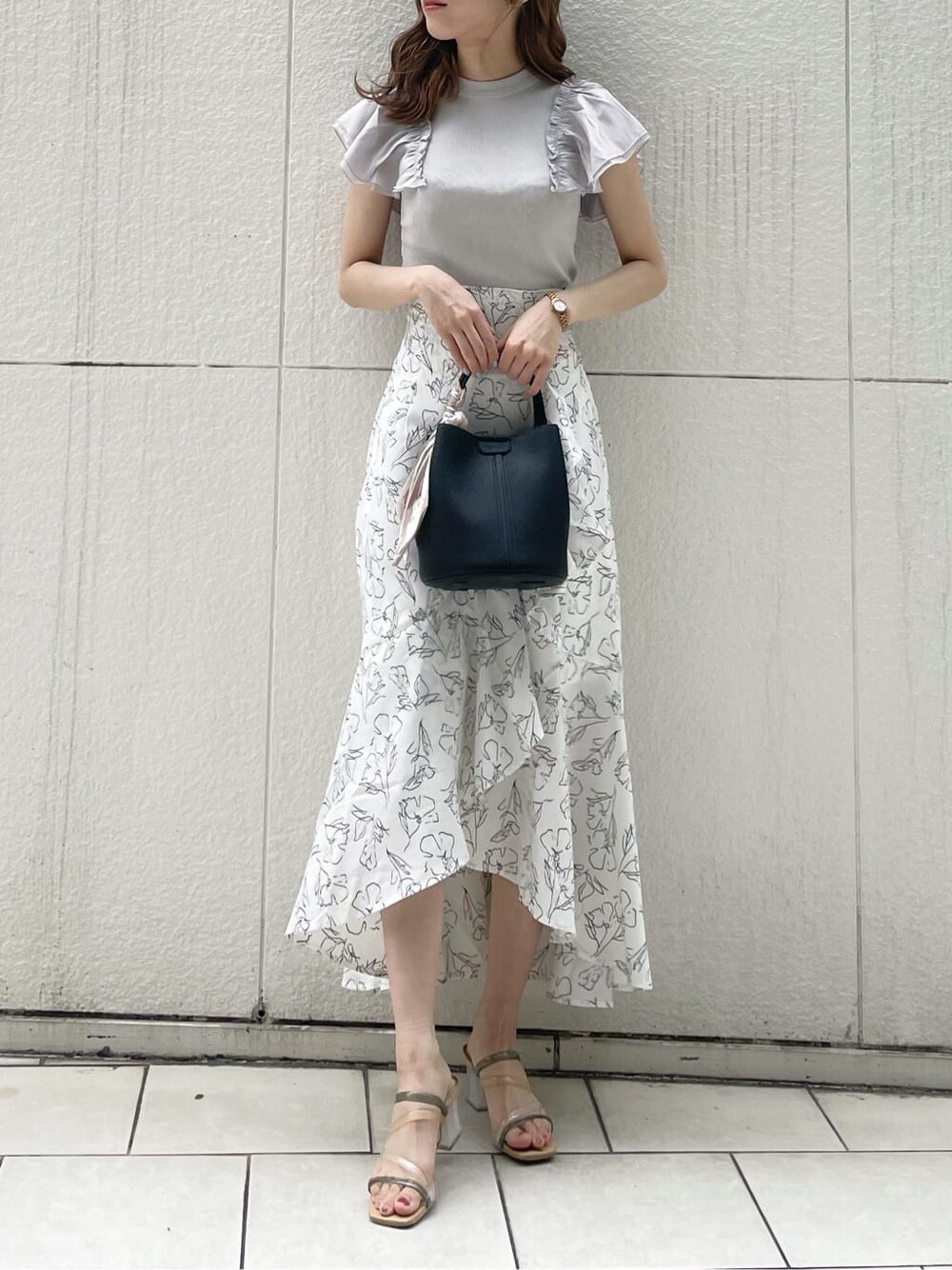 その他のサンダル、ホワイト系のスカート、ブラック系のハンドバッグを着用したレディースの夏コーディネートの10枚目の写真