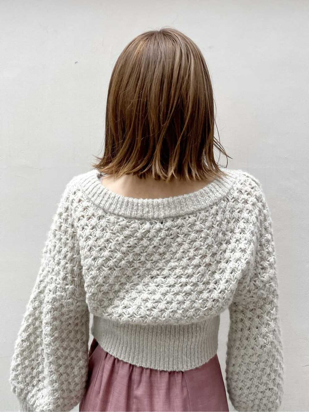 ホワイト系のワンピース、ピンク系のスカートを着用したレディースの秋コーディネートの6枚目の写真