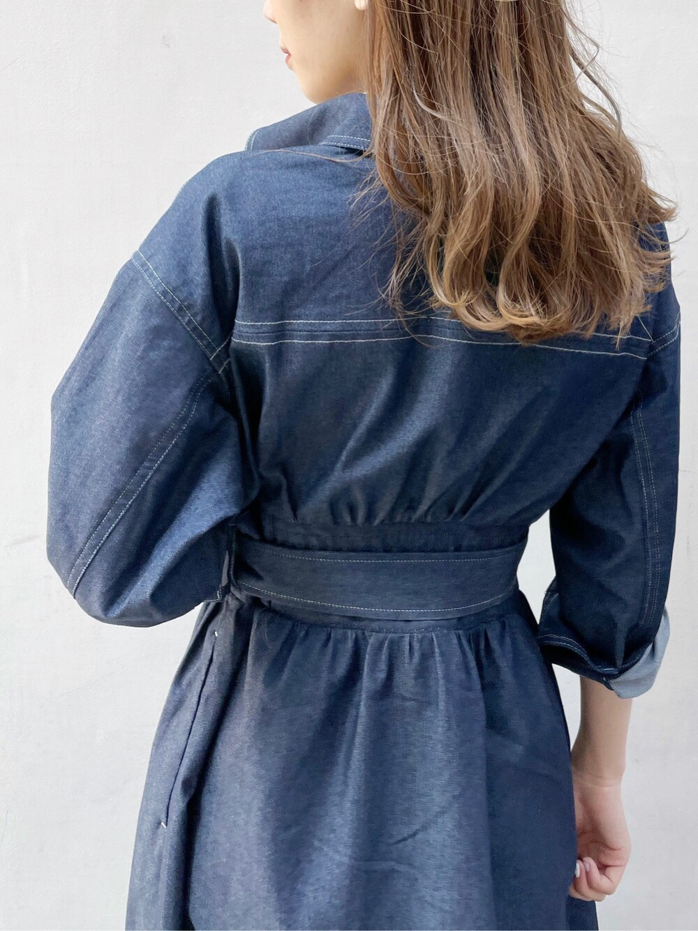 ブルー系のワンピース、ブルー系のスカート、ホワイト系のスニーカーを着用したレディースの春コーディネートの10枚目の写真