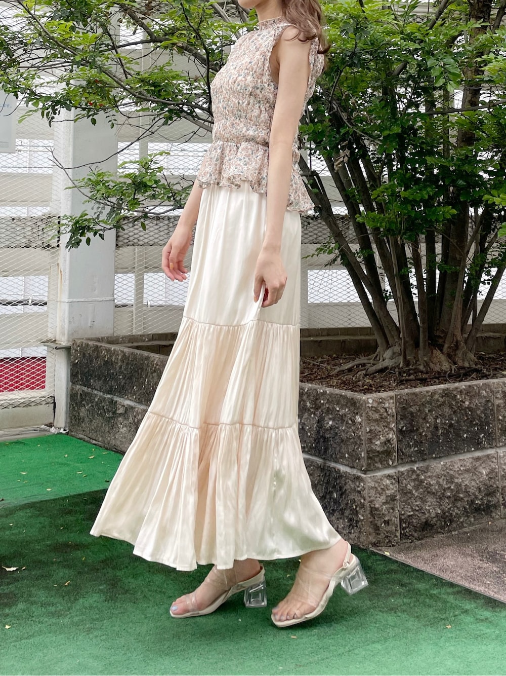 ホワイト系のスカート、その他のシャツ/ブラウス、その他のサンダルを着用したレディースの春コーディネートの4枚目の写真