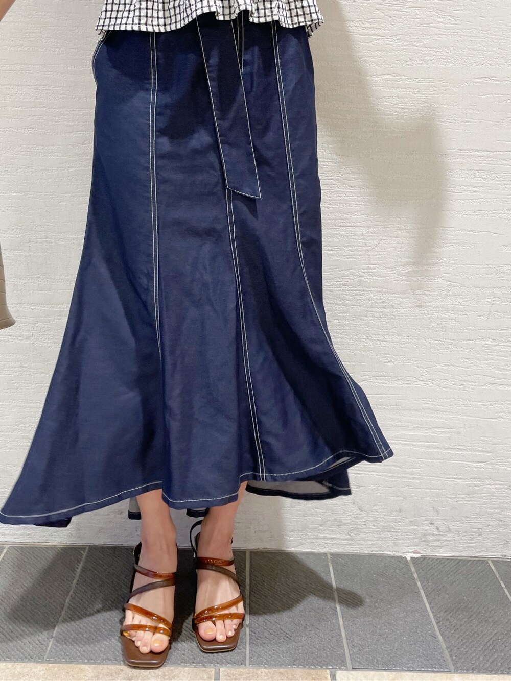 その他のシャツ/ブラウス、ブルー系のスカート、ブラウン系のサンダルを着用したレディースの春コーディネートの9枚目の写真