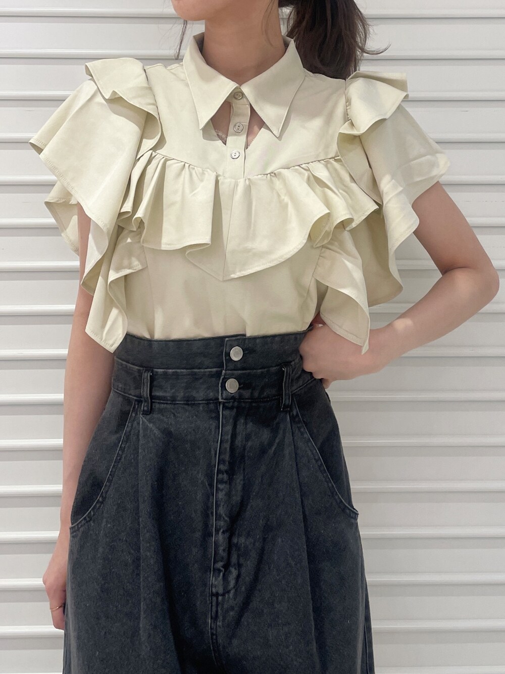 ベージュ系のシャツ/ブラウス、ブラック系のデニムパンツ、ブラウン系のサンダルを着用したレディースの夏コーディネートの5枚目の写真