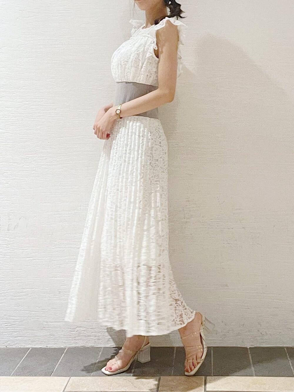 パープル系のサンダル、ホワイト系のワンピースを着用したレディースの春コーディネートの2枚目の写真