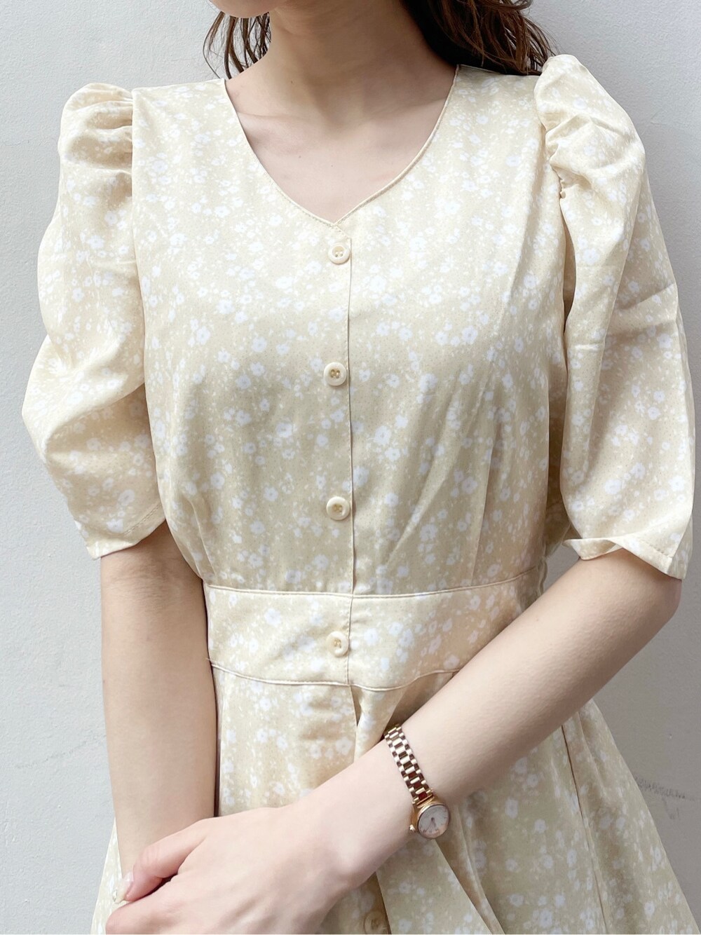 ベージュ系のテーラードジャケット、イエロー系のワンピース、イエロー系のパンプスを着用したレディースの春コーディネートの7枚目の写真