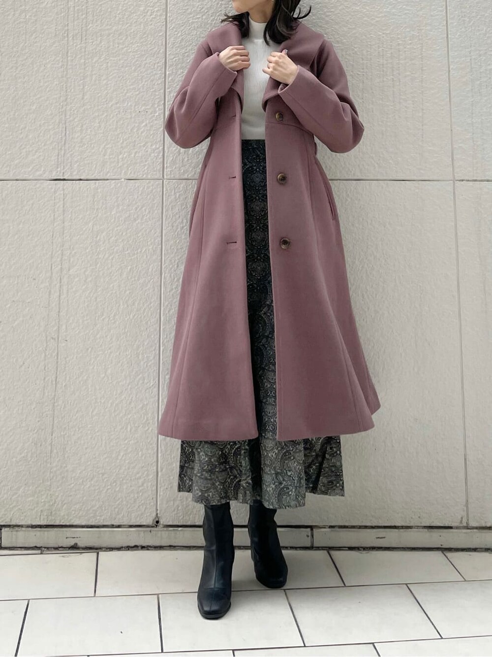 ピンク系のその他アウター、ブラック系のブーツ、ブラック系のスカートを着用したレディースの秋コーディネートの3枚目の写真