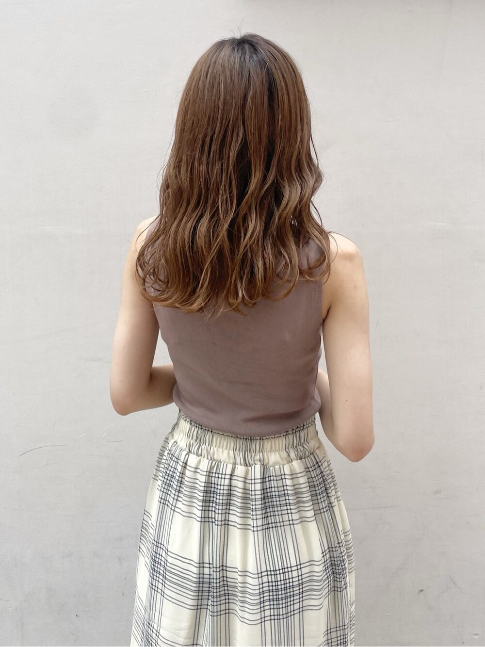 ブラウン系のサンダル、ベージュ系のニット/セーターを着用したレディースの夏コーディネートの7枚目の写真