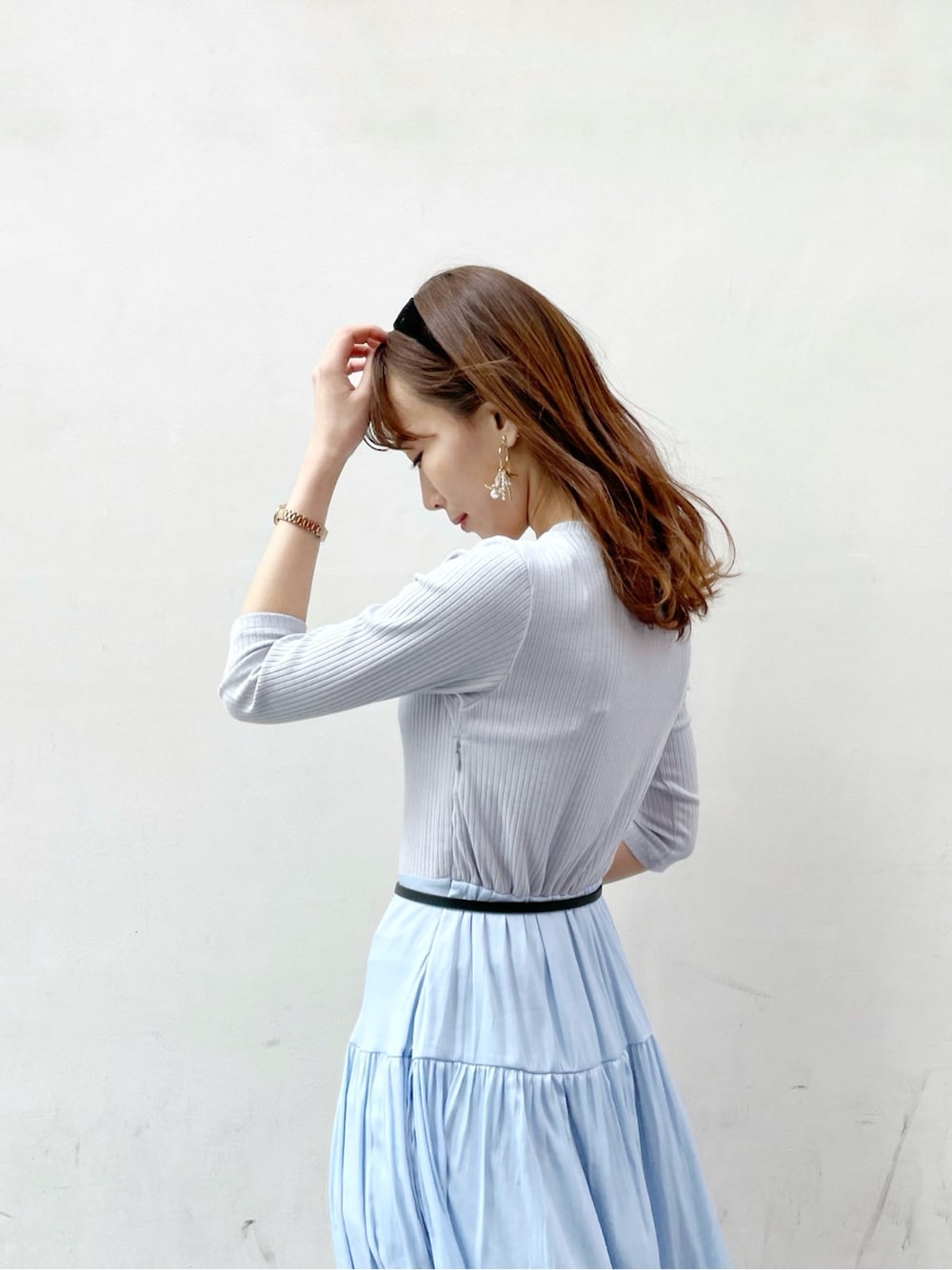 ホワイト系のシャツ/ブラウス、ブルー系のワンピース、ブラック系のパンプスを着用したレディースの冬コーディネートの7枚目の写真