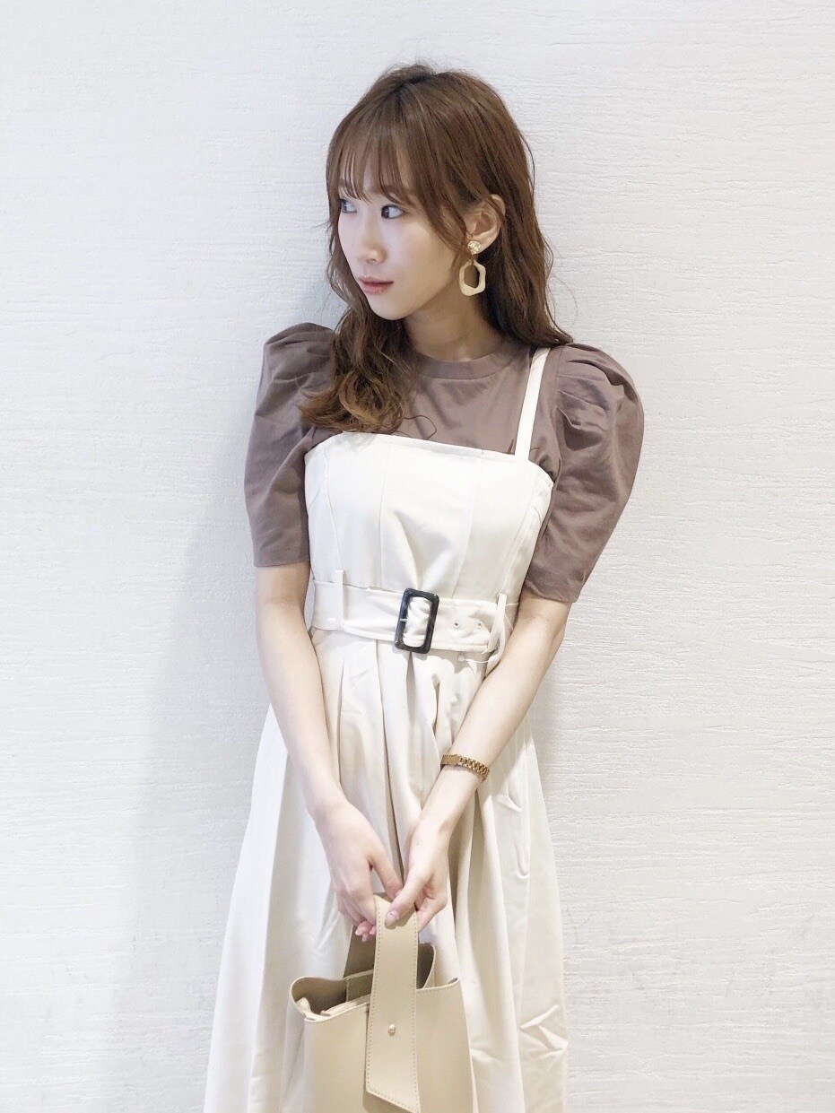 ホワイト系のワンピース、ブラウン系のTシャツ/カットソー、ホワイト系のハンドバッグを着用したレディースの夏コーディネートの2枚目の写真