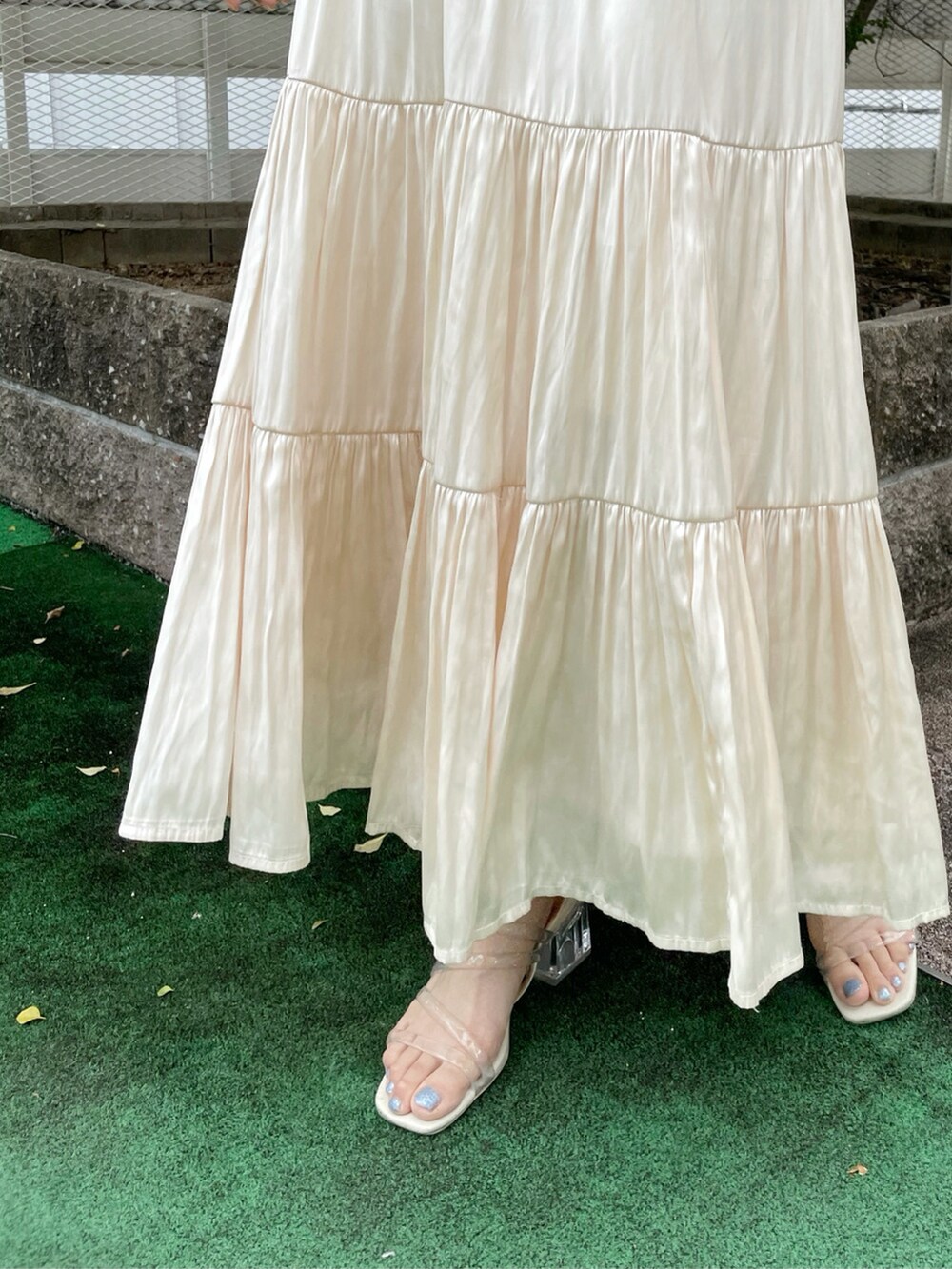 ホワイト系のスカート、その他のシャツ/ブラウス、その他のサンダルを着用したレディースの春コーディネートの9枚目の写真