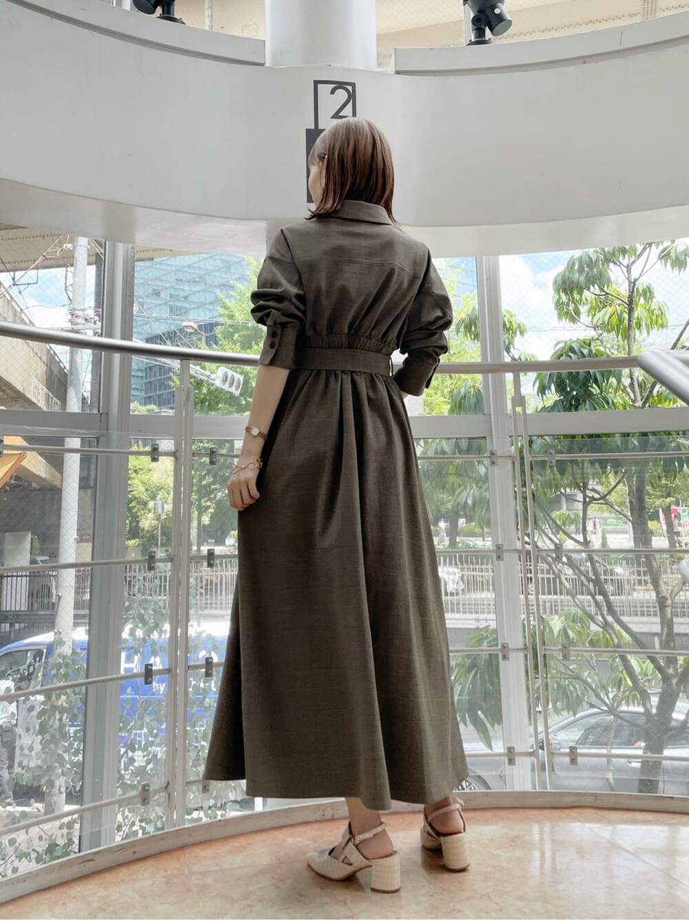 ホワイト系のパンプス、その他のワンピースを着用したレディースの秋コーディネートの3枚目の写真