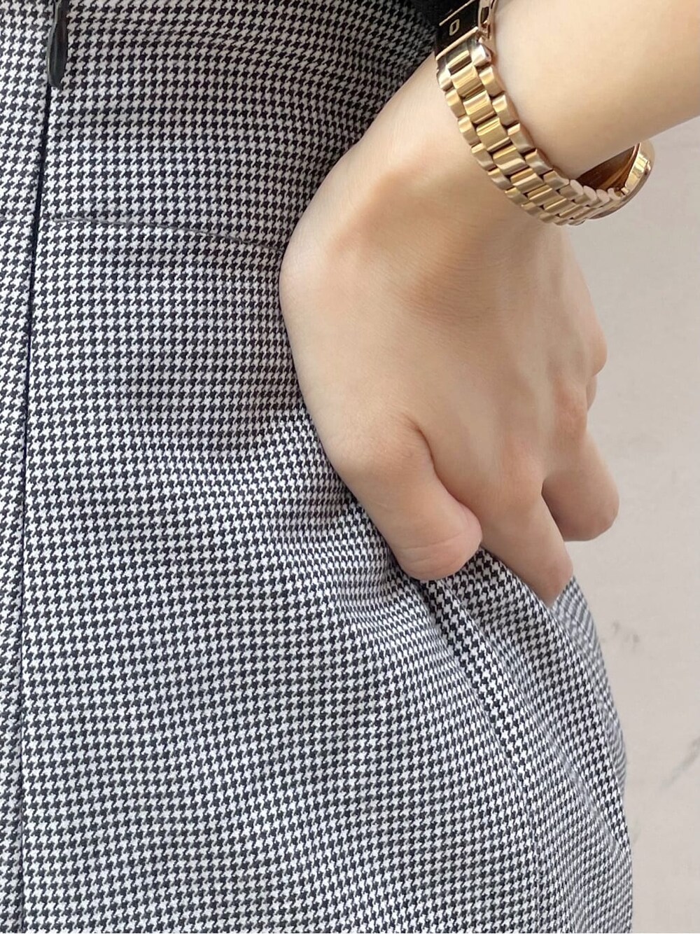 ブラック系のスカート、ブラック系のニット/セーター、ブラック系のハンドバッグを着用したレディースの秋コーディネートの8枚目の写真