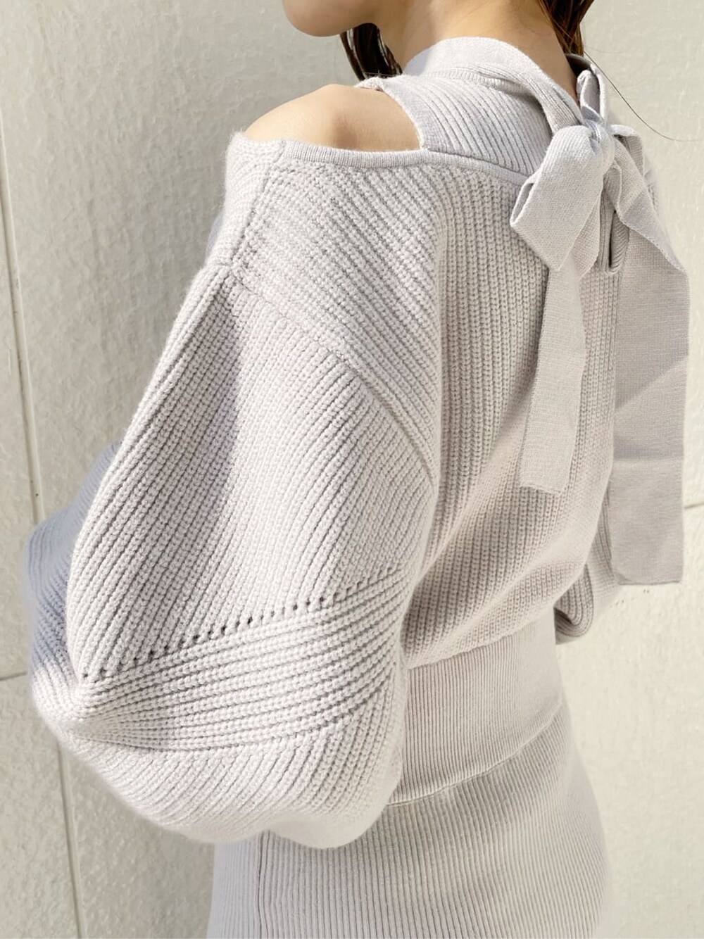 グレー系のブルゾン、ブラック系のブーツ、グレー系のワンピースを着用したレディースの秋コーディネートの9枚目の写真