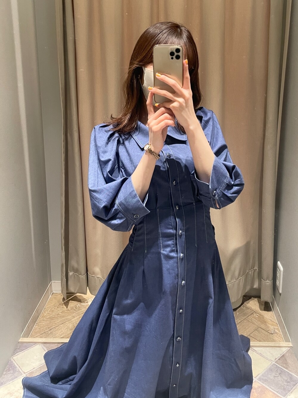 ブルー系のワンピース、ホワイト系のパンプスを着用したレディースの春コーディネートの3枚目の写真