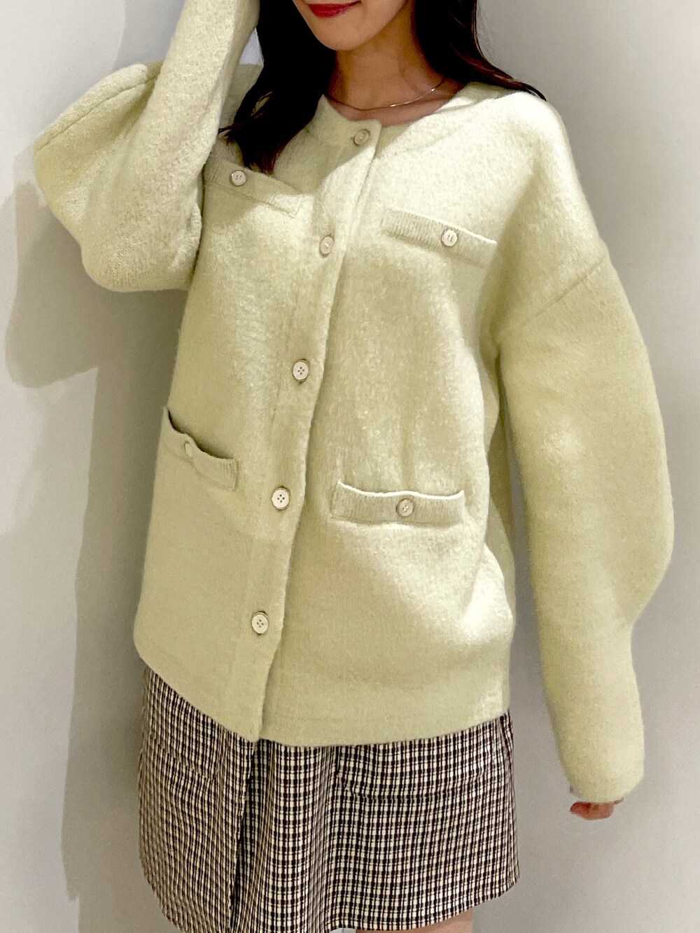 グリーン系のカーディガン/ボレロ、ブラウン系のスカート、ベージュ系のブーツを着用したレディースの秋コーディネートの5枚目の写真