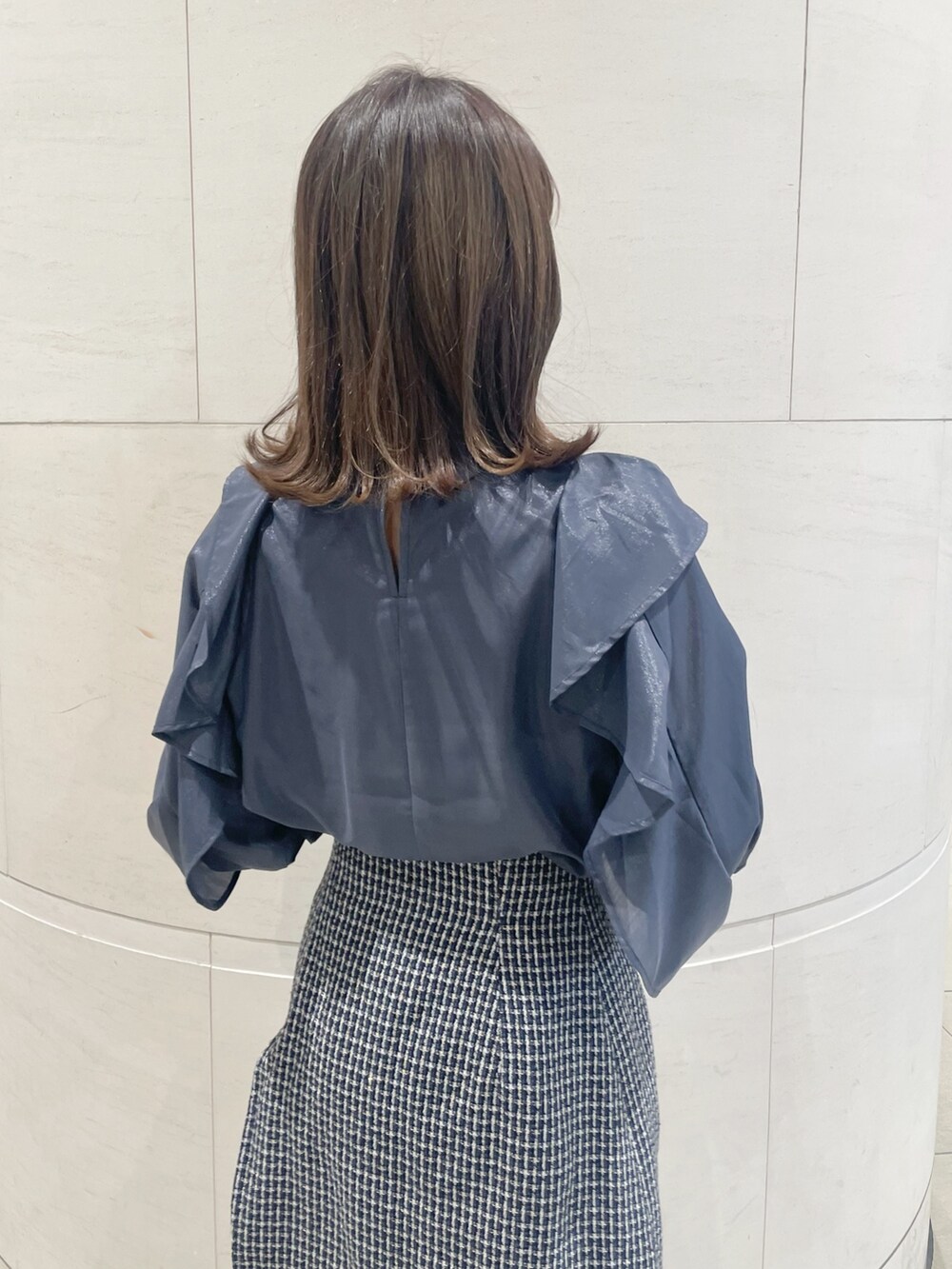 ブルー系のシャツ/ブラウス、ブルー系のスカート、ブラック系のブーツを着用したレディースの秋コーディネートの6枚目の写真