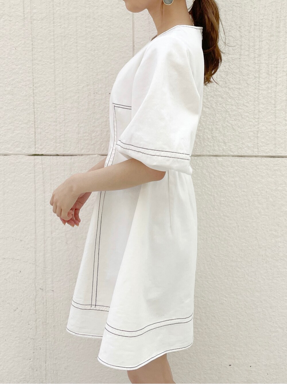 ホワイト系のスニーカー、ホワイト系のワンピースを着用したレディースの春コーディネートの5枚目の写真