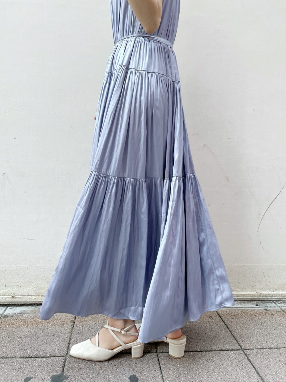 ブルー系のシャツ/ブラウス、ブルー系のワンピース、ホワイト系のパンプスを着用したレディースの春コーディネートの10枚目の写真