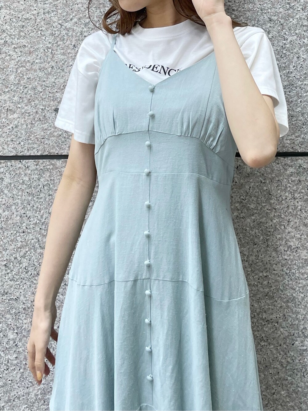 ホワイト系のスニーカー、ブルー系のワンピース、ホワイト系のTシャツ/カットソーを着用したレディースの春コーディネートの4枚目の写真