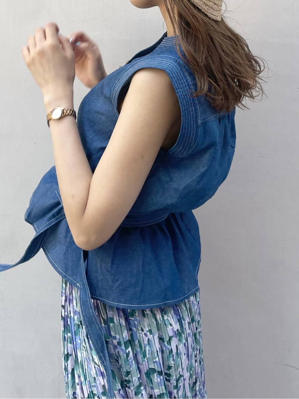 ブルー系のスカート、ベージュ系のサンダル、ブルー系のシャツ/ブラウスを着用したレディースの夏コーディネートの5枚目の写真